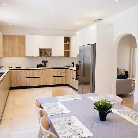 Holiday home Maison De Confort A Et A 10 Minutes A Pied De La Cannes
